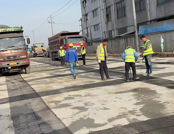 珠山老材料的新故事：玻璃纤维土工格栅如何在‘白改黑’浪潮中重获新生？